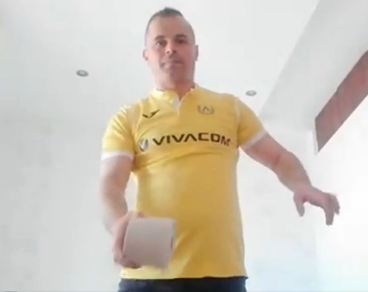 Наши футболни фенове ритат в #StayAtHomeChallenge (видео)