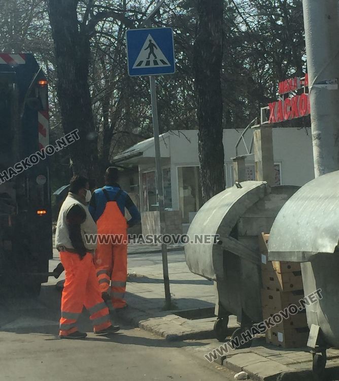 Сметопочистването по график,екипите- с маски 