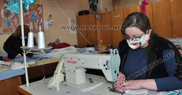 Кауза: Заместник-директорка и учители по практика в ПГЛП "Райна Княгиня " шият маски за Хасково