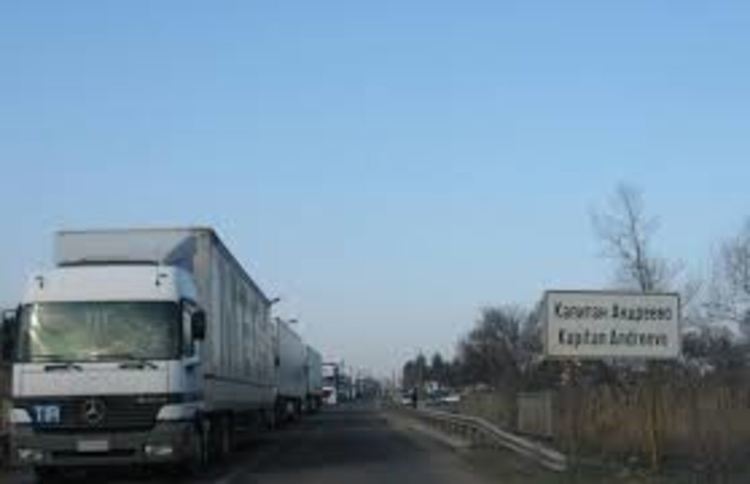 Дезинфекцират опашката от тирове към Капитан Андреево