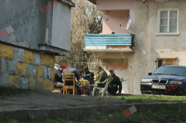 кв, Изток, роми си играят карти и морят вируса с ракия