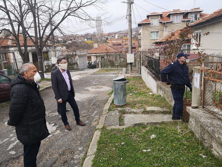 Полиция и община проверяват за спазване на карантината