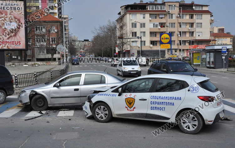 Кола на СОД се заби в Опел край "Лебеда"