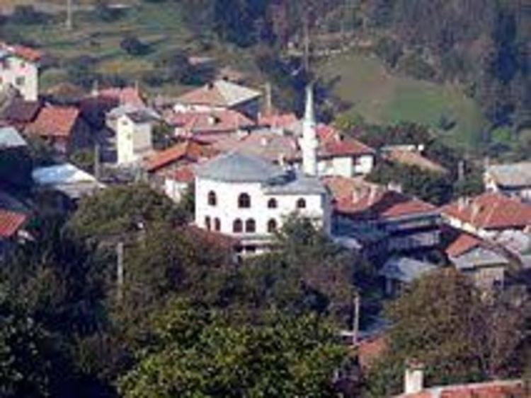 Заразеният от Гьоврен бил на голям купон за закриване на сезона в курорта Пампорово. Още двама край него вече  са в болница