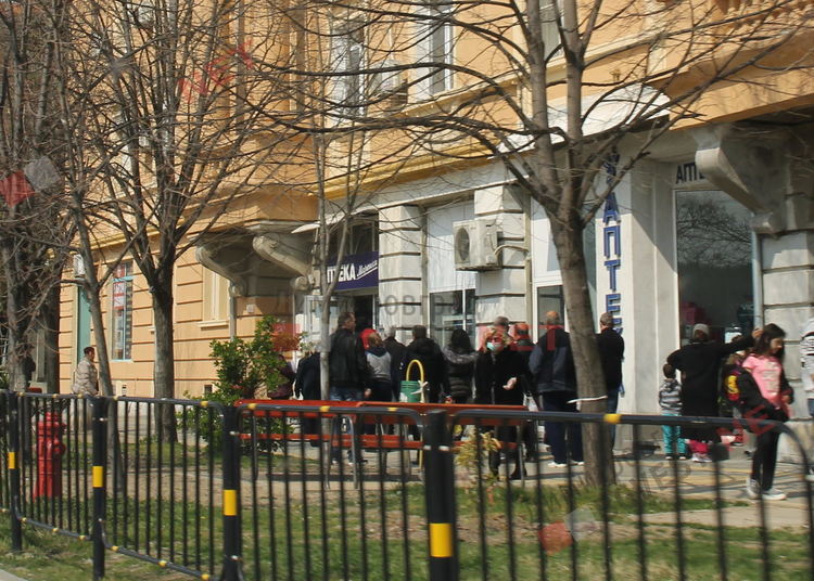 днешна снимка на чакащи на опашка пред аптека в центъра на Димитровград