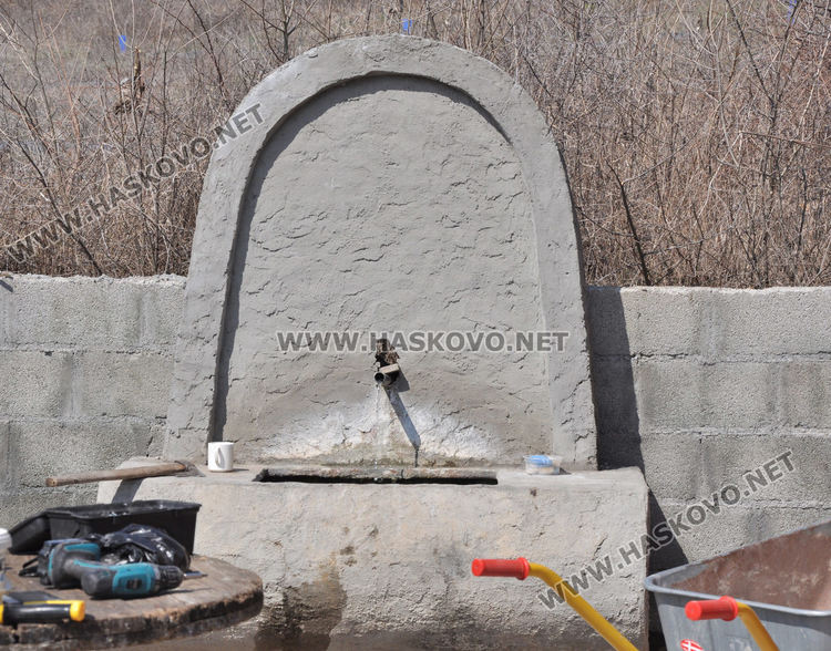 Мъж гради чешма с беседка и барбекю в памет на дъщеря си и роднини