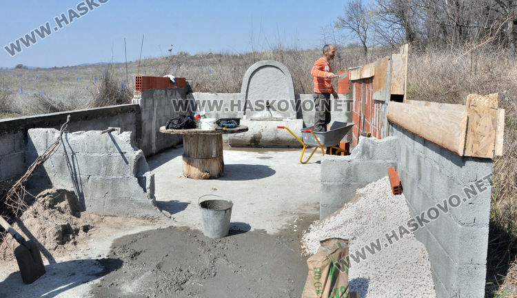 Мъж гради чешма с беседка и барбекю в памет на дъщеря си и роднини