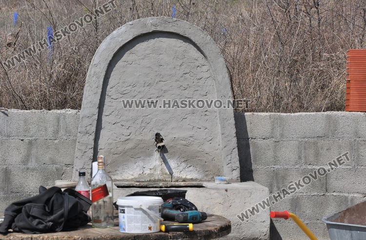 Мъж гради чешма с беседка и барбекю в памет на дъщеря си и роднини