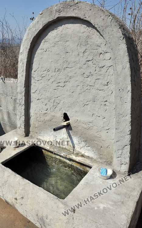 Мъж гради чешма с беседка и барбекю в памет на дъщеря си и роднини