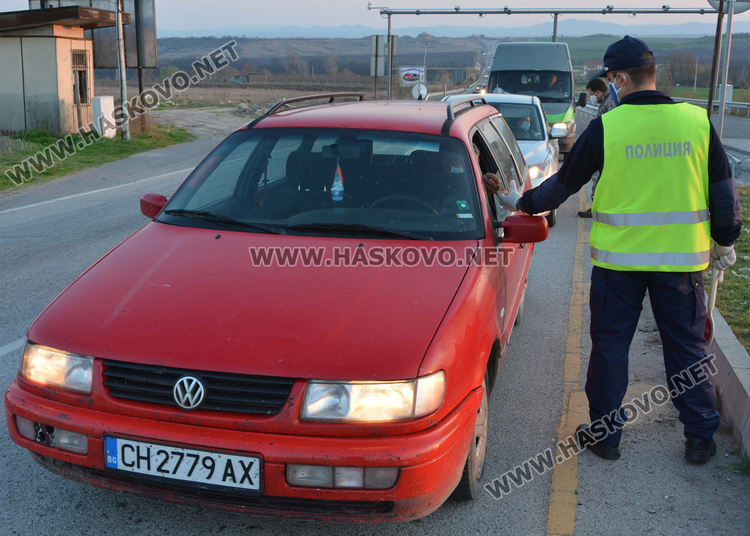 Полицаите продължават контрола на КПП-тата в Хасково, трафик няма