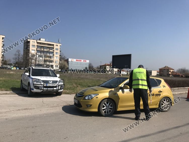 Полицаите на КПП-тата връщат рибари и хора, тръгнали на разходка