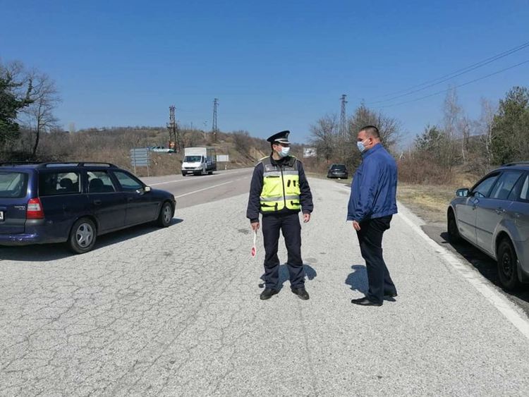 Областният управител инспектира КПП-та на изходите на Кърджали, благодари на МВР