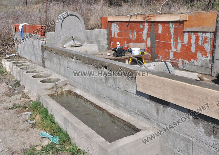 Мъж гради чешма с беседка и барбекю в памет на дъщеря си и роднини