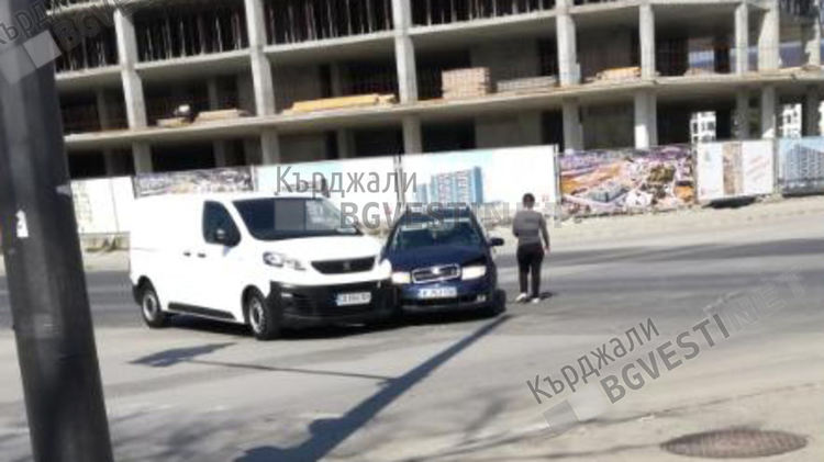 Катастрофа преди минути зад Театъра,  причината отнето предимство