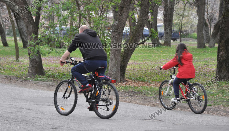 Полицаи и кметове разгониха роми в Орфей и струпали се хора в паркове 