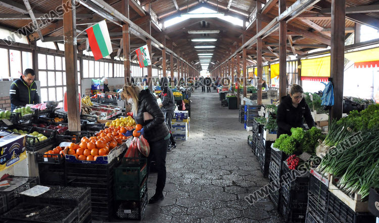 Втори ден на пазаруване по възраст, пазарът в Хасково опустя