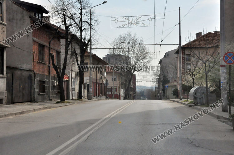Опустя и един от обичайно оживените булеварди в Хасково