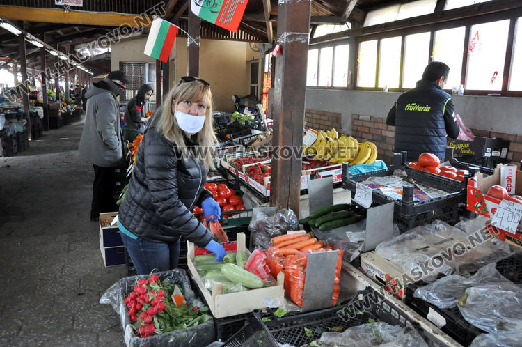Втори ден на пазаруване по възраст, пазарът в Хасково опустя