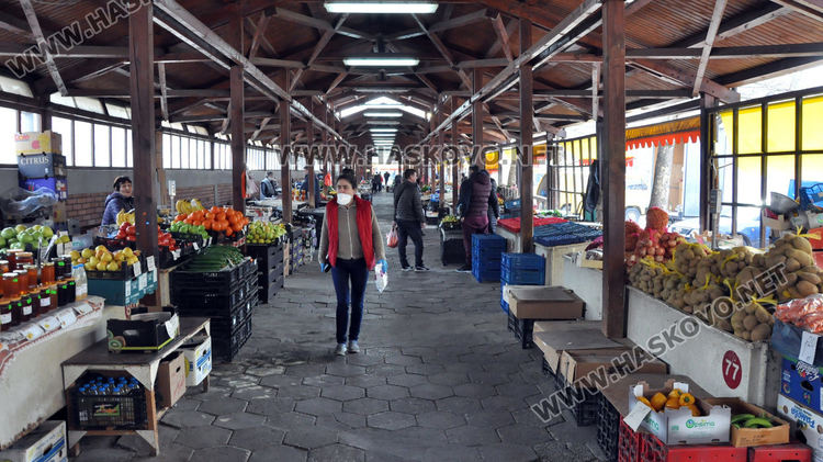 Втори ден на пазаруване по възраст, пазарът в Хасково опустя