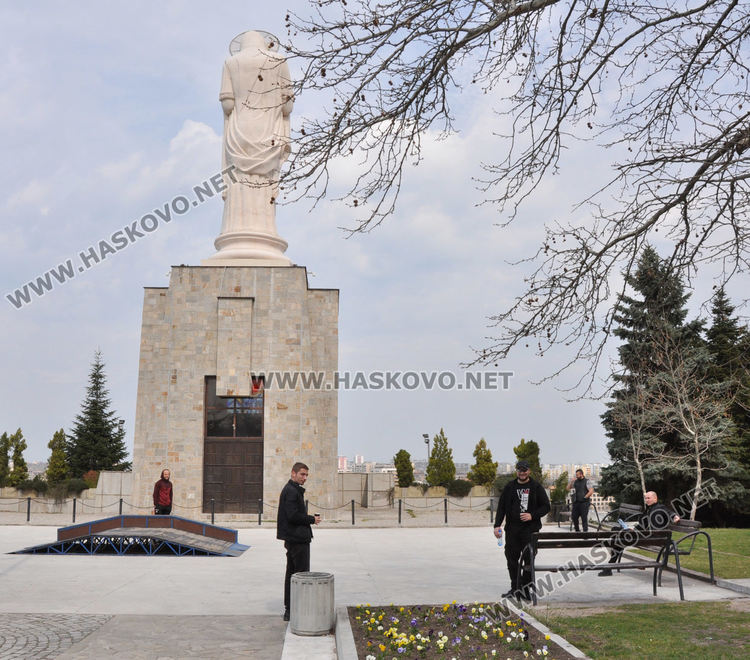 Полицаи и кметове разгониха роми в Орфей и струпали се хора в паркове 