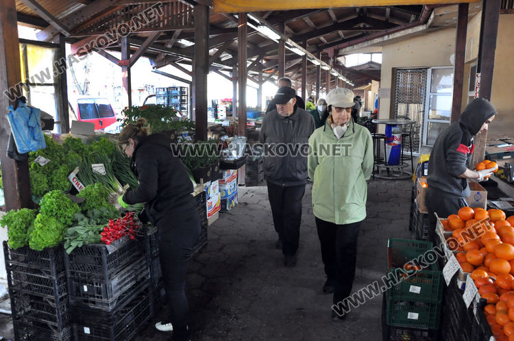 Втори ден на пазаруване по възраст, пазарът в Хасково опустя
