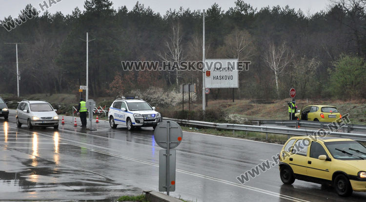 Полицейските проверки на КПП-тата в Хасково продължават и в дъжда