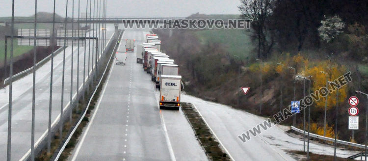 Под конвой карат тирове към границата