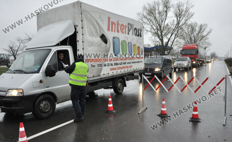 Полицейските проверки на КПП-тата в Хасково продължават и в дъжда