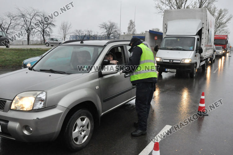 Полицейските проверки на КПП-тата в Хасково продължават и в дъжда