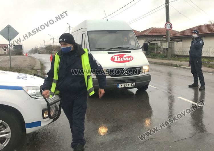 Полицейските проверки на КПП-тата в Хасково продължават и в дъжда