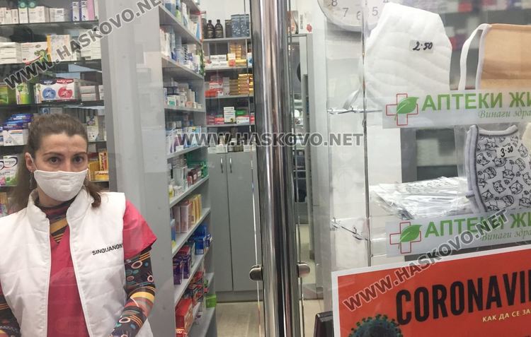 В аптеките вече има дезинфектанти и маски