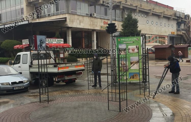 Монтират се  временни шатри за контрольорите пред общината и на ГКПП-та в края на града