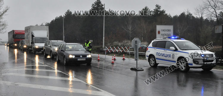 Полицейските проверки на КПП-тата в Хасково продължават и в дъжда