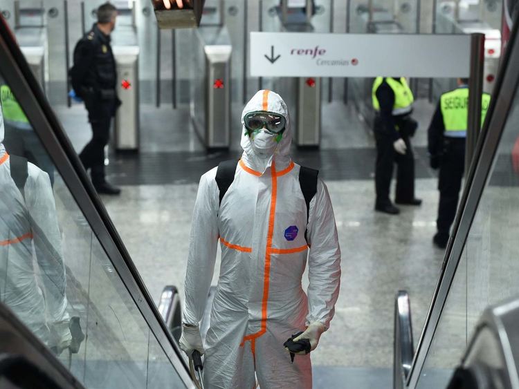 Испания ограничава влизането на повечето чужденци