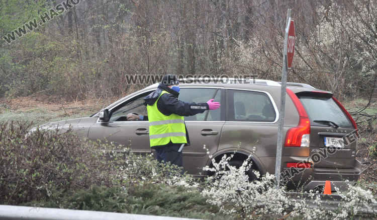 Полицейските проверки на КПП-тата в Хасково продължават и в дъжда