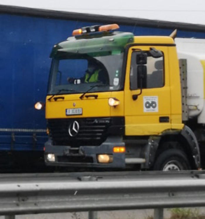 Доставят вода и храна на тираджиите, чакащи на опашка на границата