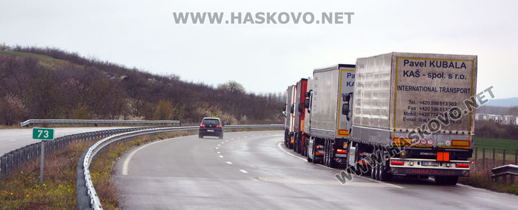 Доставят вода и храна на тираджиите, чакащи на опашка на границата