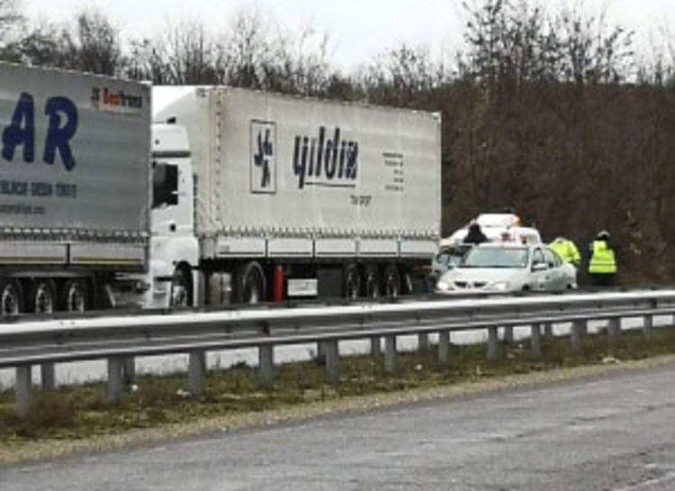 Доставят вода и храна на тираджиите, чакащи на опашка на границата