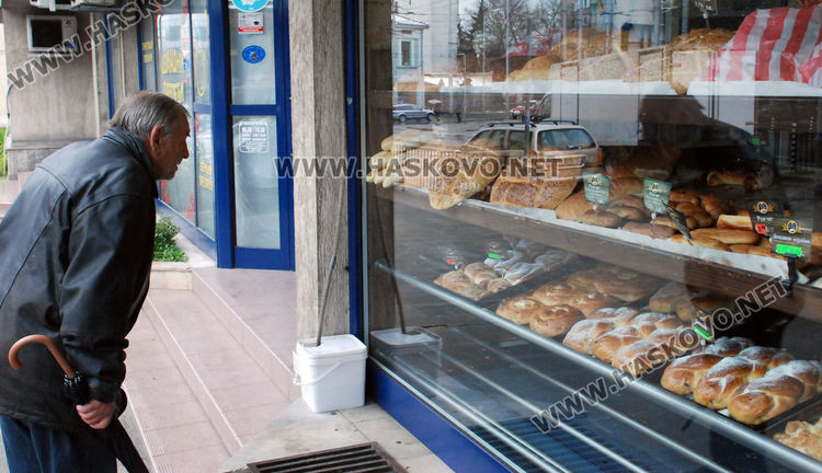 Забранява се продажбата на непакетирани закуски и храни от топли витрини