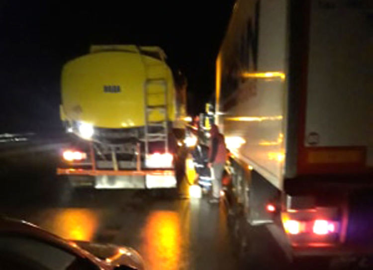 Доставят вода и храна на тираджиите, чакащи на опашка на границата