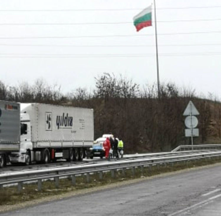 Доставят вода и храна на тираджиите, чакащи на опашка на границата