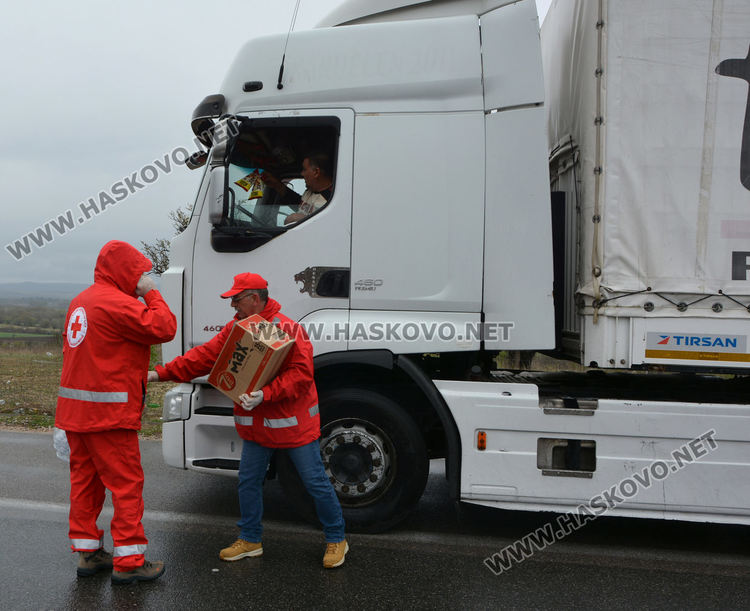 Доставят вода и храна на тираджиите, чакащи на опашка на границата