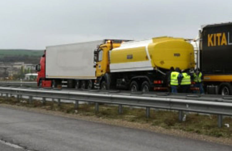 Доставят вода и храна на тираджиите, чакащи на опашка на границата