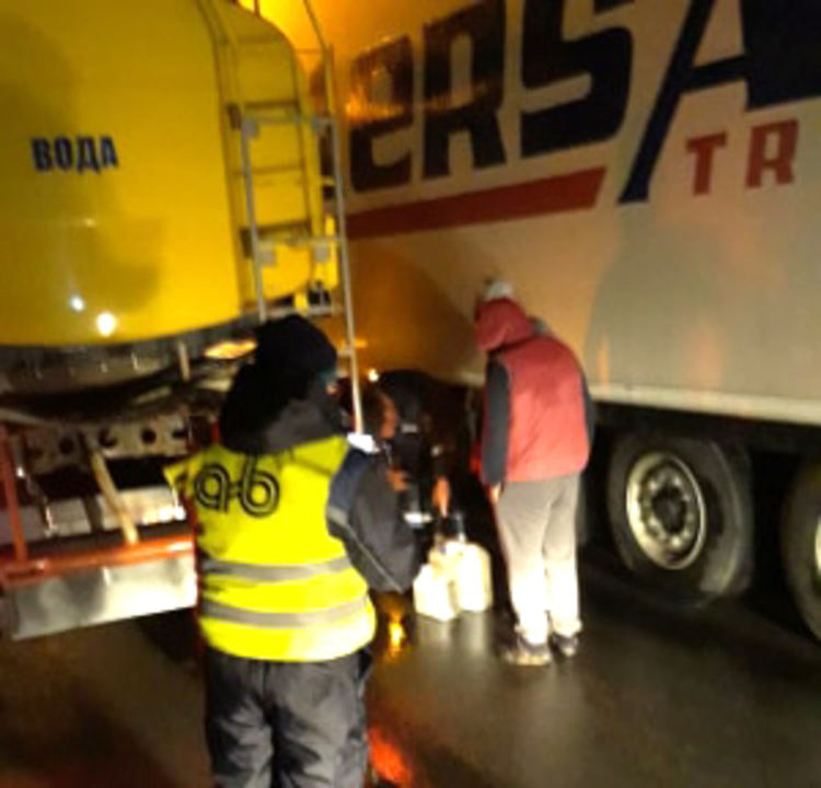 Доставят вода и храна на тираджиите, чакащи на опашка на границата