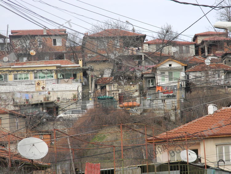 Гурбетчии системно нарушават карантината в Кърджали, пият свободно пред бакалиите в Махалата и някои крайградски села