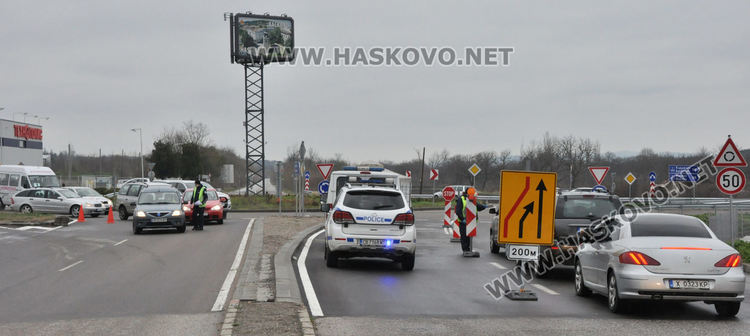 Опашки от коли на КПП-тата в Хасково, събират декларации в чували