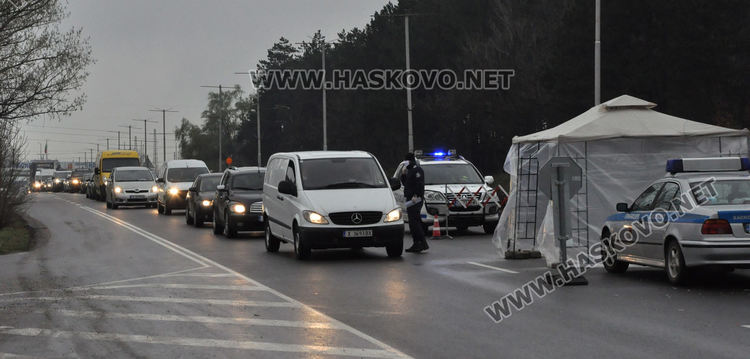 Опашки от коли на КПП-тата в Хасково, събират декларации в чували