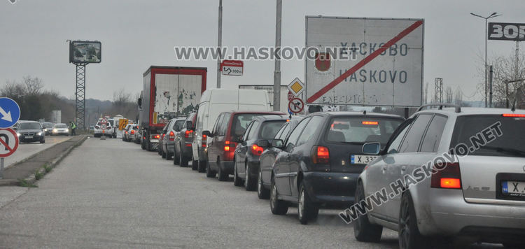 Опашки от коли на КПП-тата в Хасково, събират декларации в чували