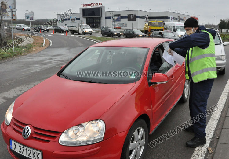 Опашки от коли на КПП-тата в Хасково, събират декларации в чували