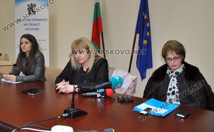 отляво на дясно: областният управител на Хасково д-р Стефка Здравкова, д-р  Соня Димитрова-шеф на РЗИ-Хасково и д-р Снежана Иванова -епидемиолог в РЗИ-Хасково